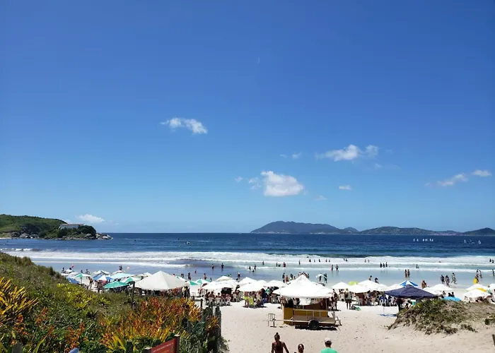 Localização Imbatível! A 98m da Praia do Forte com Conforto, Ar-Condicionado e Estacionamento! Cabo Frio